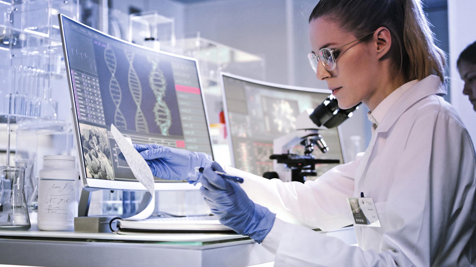 A scientist woman working in a laboratory.